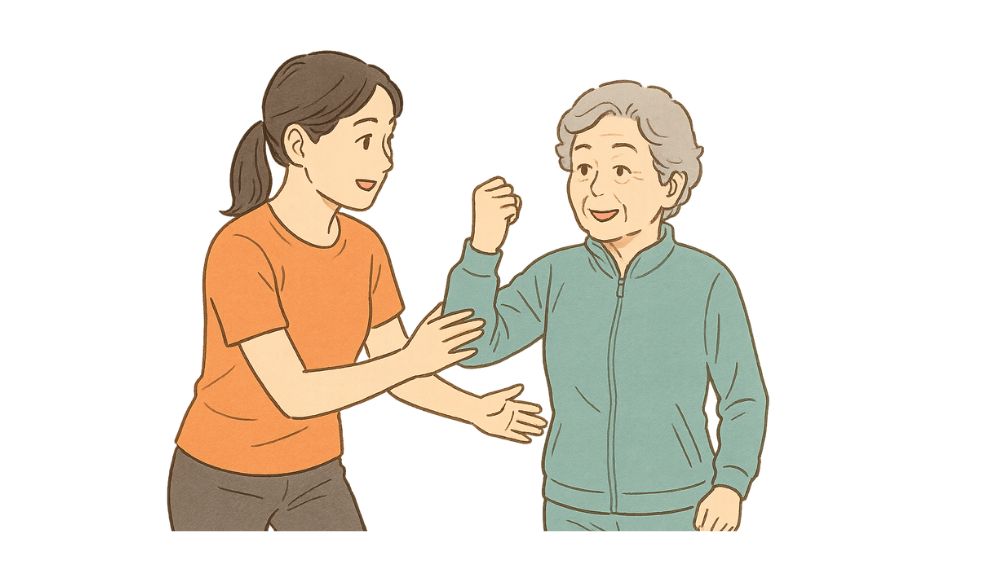 トレーナーから高齢女性が指導してもらっている