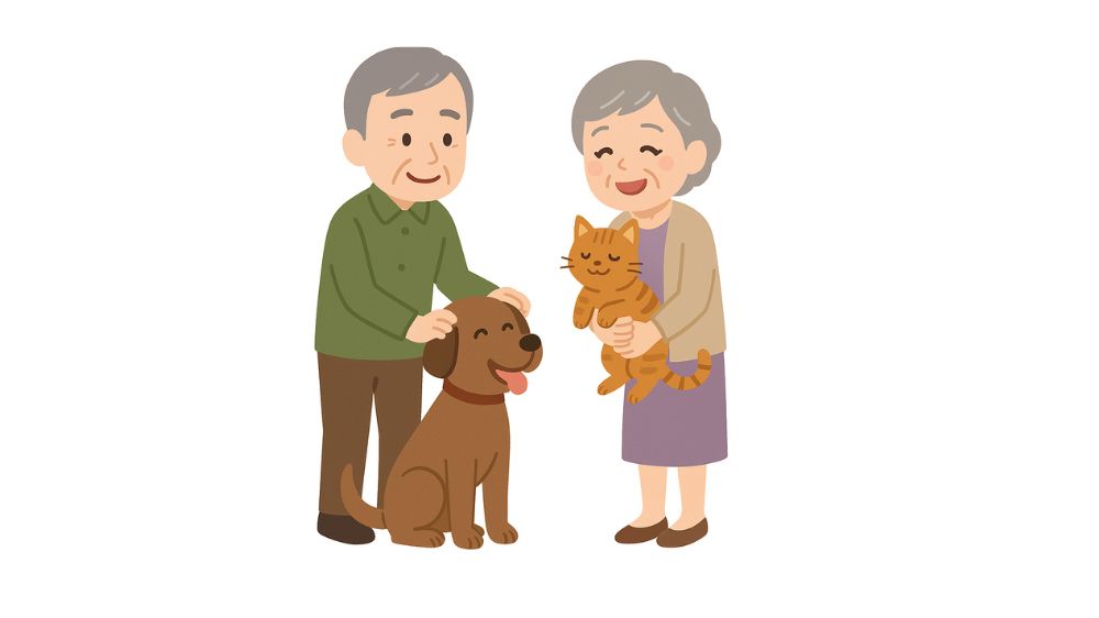 高齢者夫婦が猫と犬を側に置いて微笑んでいる
